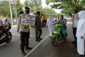 TNI-Polri Imbau Prokes dan Bagikan Masker di Jalinsum