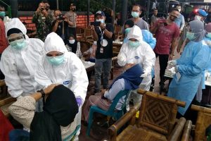 Para Pengunjung Warkop di Swab Antigen di Tempat