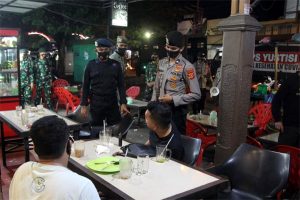 Satgas Covid-19 Bubarkan Kerumunan Warga di Warkop