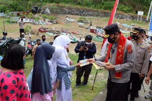 Kapolda Bagi-bagi Buku untuk Anak-anak Aceh Selatan