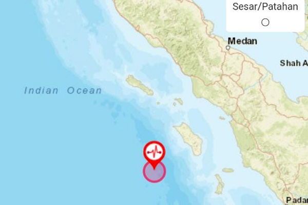 Gempa M7.2 Guncang Nias Barat, Masyarakat Panik Berhamburan Keluar Rumah