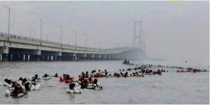 Heboh Pemudik Berenang di Lautan, Karena Jembatan Suramadu Ditutup