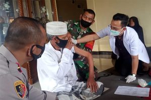 Dua Ulama Kharismatik Aceh Disuntik Vaksin