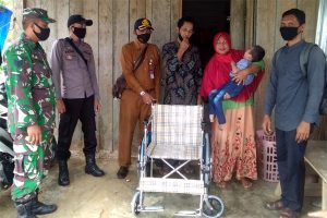 Balita Disabilitas Lumpuh Layu Dapat Kursi Roda dari Dana Desa