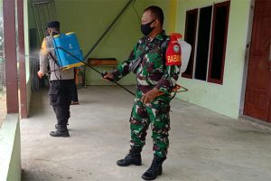 TNI–Polri Semprot Disinfektan di Birem Bayeun