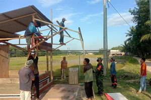 Babinsa dan Warga Gotong Royong Bangun Posko PPKM