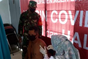 Babinsa Kawal Vaksinasi di Kaway XVI