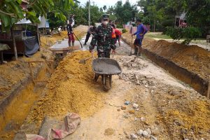 Manunggal dengan Rakyat, Babinsa Gotong Royong Bangun Saluran Air