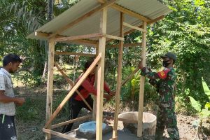 Peduli Kesehatan Masyarakat, Babinsa Bangun Jamban Sehat