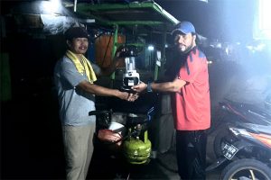 20 Tahun Jadi Pedagang Asongan, Mas Udin Kaget Dapat Lampu Air Garam dari Orang Aceh
