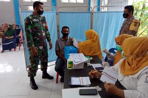 TNI-Polri Kawal Vaksikanasi Covid di Arongan Lambalek