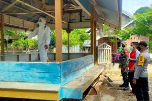 Satgas PPKM Semprot Disinfektan di Keude Blang