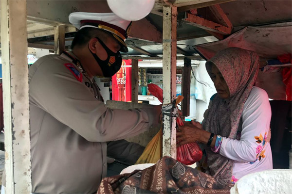 Abang Becak dan Penjual Sirih Dapat Daging Kurban dari Dir Lantas