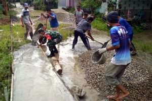 Warga Dusun Seroja Buat Jalan Rabat Beton Secara Swadaya