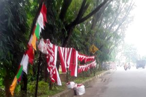 Pedagang Bendera dan Umbul-Umbul Bermunculan