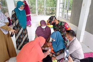 Ditengah Pandemi, Babinsa dan Bides Beri Pelayaan Posyandu Balita
