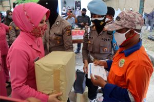 Petugas Kebersihan Terima Paket Sembako dari Ketua PD Bhayangkari Aceh