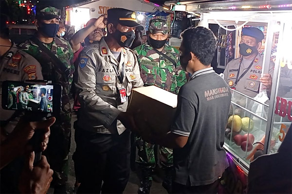 PKL di Lhokseumawe Malam-malam Didatangi Polisi dan Tentara, Ternyata bagi Sembako