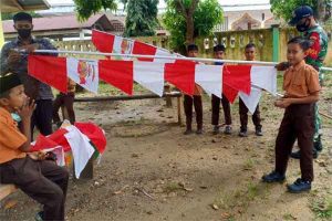 Pelajar MIN Keude Dua Kibarkan Bendera dan Umbul-Umbul