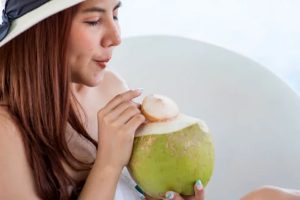 Air Kelapa Muda Bisa Perlambat Proses Penuaan
