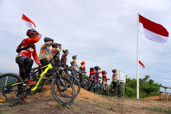 Komunitas L-Bike dan Kodim Aceh Timur Kibarkan Merah Putih di Puncak Tertinggi Langsa