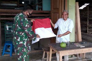 Bagikan Bendera Merah Putih Kepada Warga Kurang Mampu