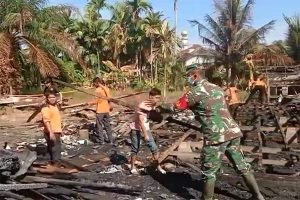 Gotong Royong Bersihkan Puing Kebakaran Rumah