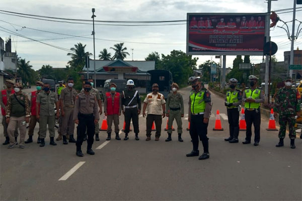 Tim Peucrok Hadang Warga yang Mau ke Zona Merah