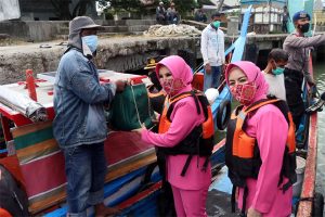 Nelayan dapat Bantuan dari PD Bhayangkari