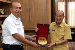 PT KAI Dukung Asetnya Untuk Pengaspalan Jalan Paya Kulbi