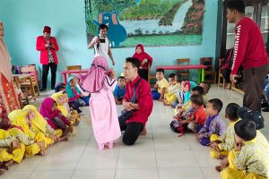 Peringati HAI, Komisariat GMNI STAISES Sambangi TK Alesia