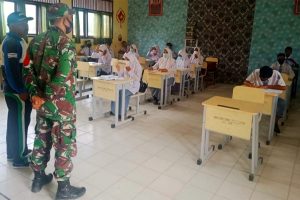 Babinsa Pantau Prokes di SMAN 1 Madat