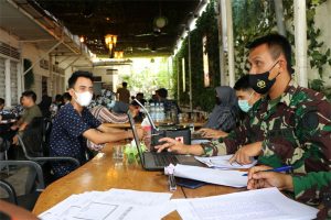 Sambil Ngopi, TNI-Polri di Langsa Gelar Vaksinasi Covid-19