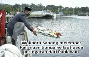 Pelemparan Karangan Bunga ke Laut