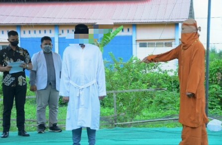 7 Pelanggar Syariat Islam di Hukum Cambuk