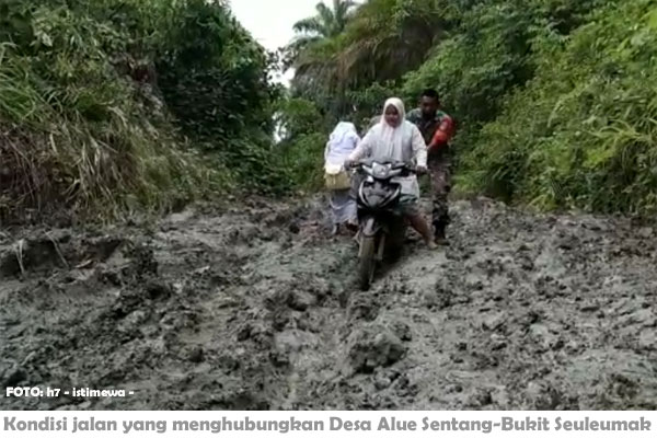 Warga Berjibaku Lintasi Jalan Kubangan di Aceh Timur