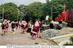 DWP Sabang Bersih-bersih Tugu Kilometer Nol