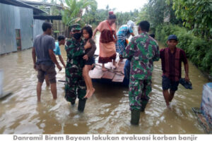 Danramil Ikut Evakuasi Korban Banjir