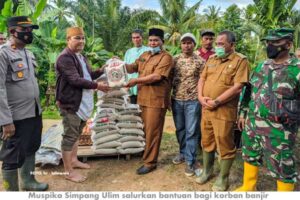 Korban Banjir di Simpang Ulim Terima Sembako