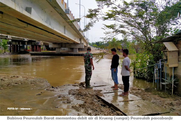 Babinsa Pantau Debet Air Krueng Peureulak