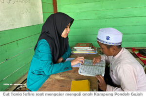 Cut Tania Safira Ngajar Baca Al-Quran Anak Desa