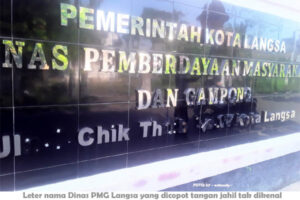 Tangan Jahil Rusak Papan Nama Taman