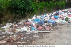 Warga Keluhkan Jalan Rusak dan Sampah Berserakan