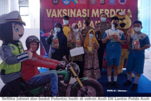 Jokowi Naik Moge Sambangi Anak yang Divaksin