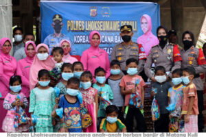 Polisi Hibur Anak-anak Korban Banjir Aceh Utara