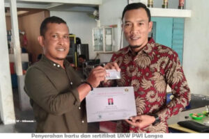 Anggota PWI Langsa Terima Kartu & Sertifikat UKW