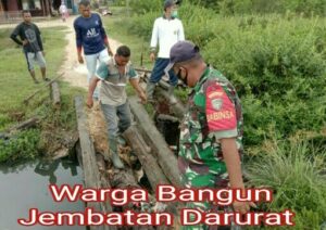 Warga Bangun Jembatan Darurat Penghubung Dusun
