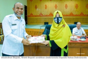 SKPK Berprestasi dapat Cinderamata