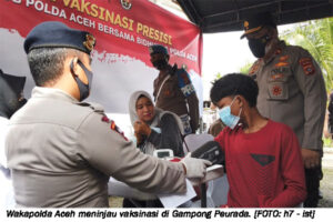 Sat Brimob dan Bid Humas Polda Lakukan Vaksinasi