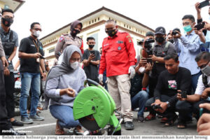 Polres Lhokseumawe Potong Knalpot Brong yang Terkena Razia